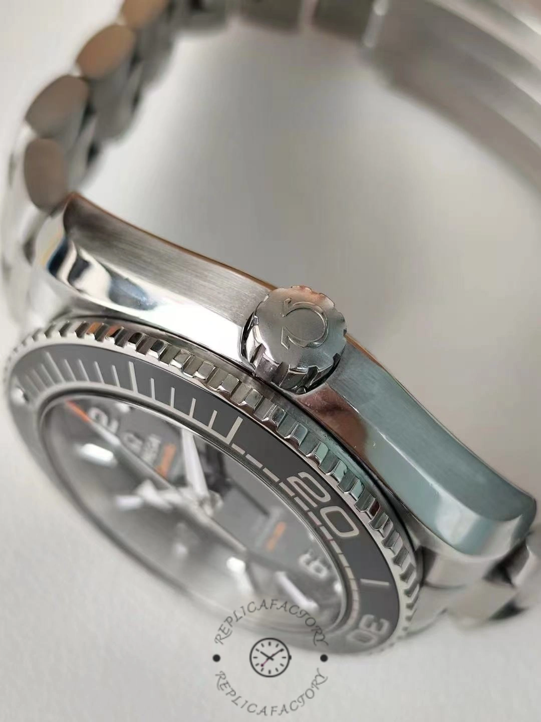 Replica Omega Seamaster 215.30.44.21.01.001 Side structure