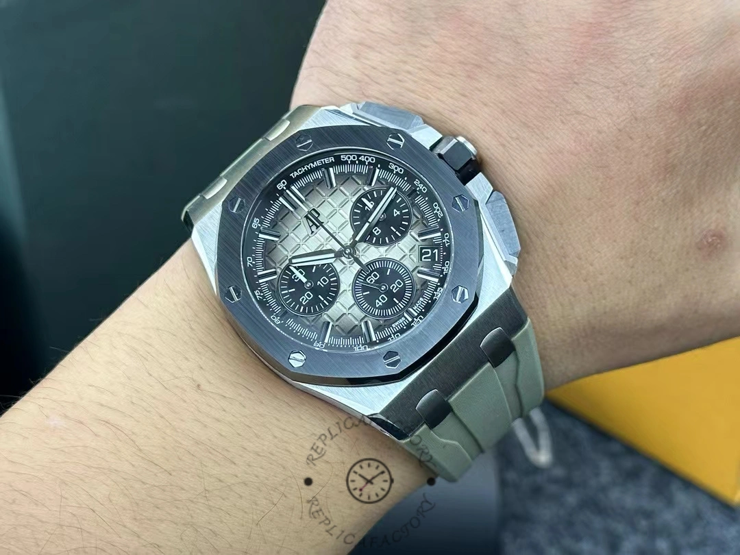 Replica Audemars Piguet Royal Oak 26420SO Wearing picture