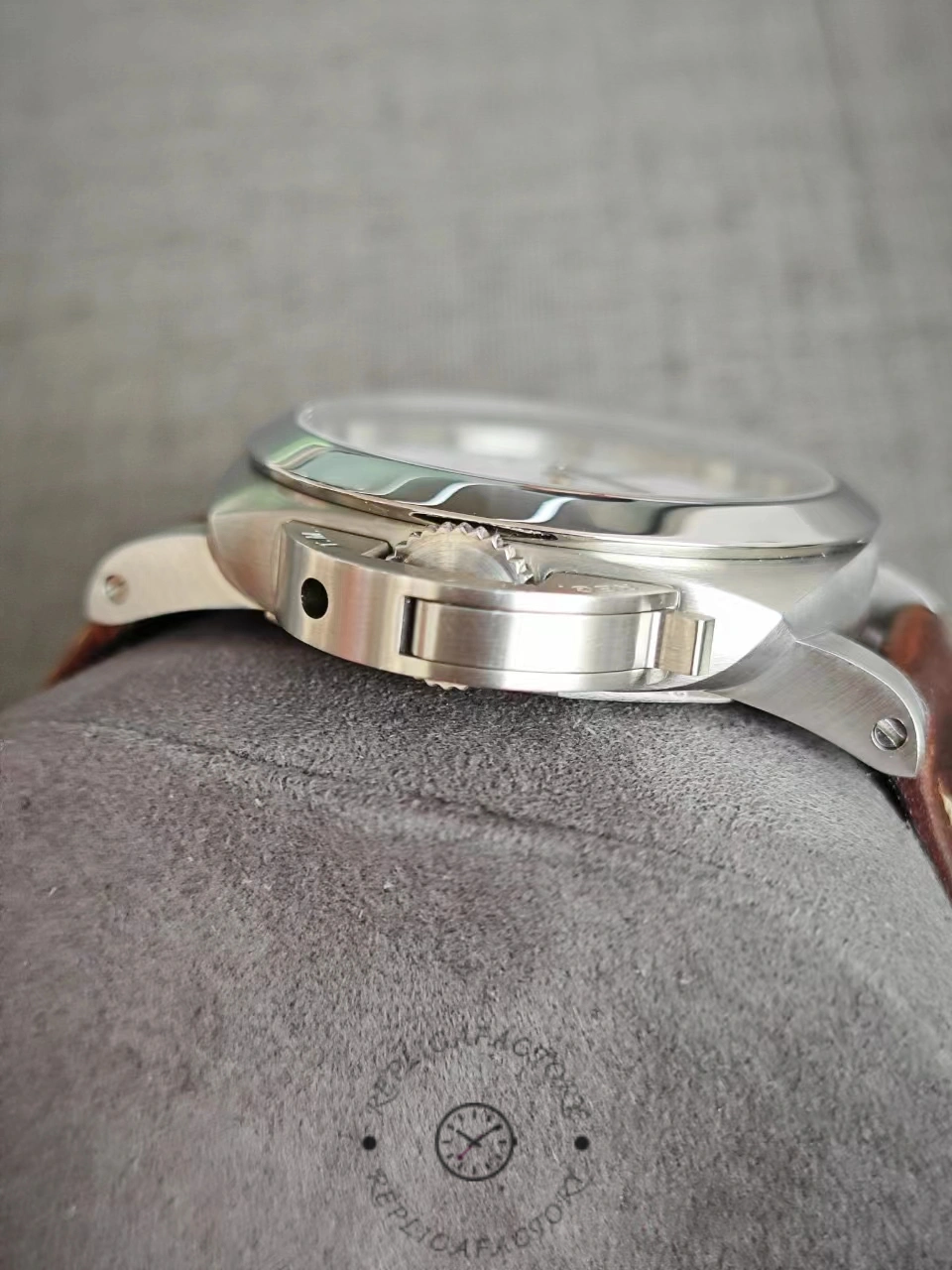 Panerai PAM1271 replica side view