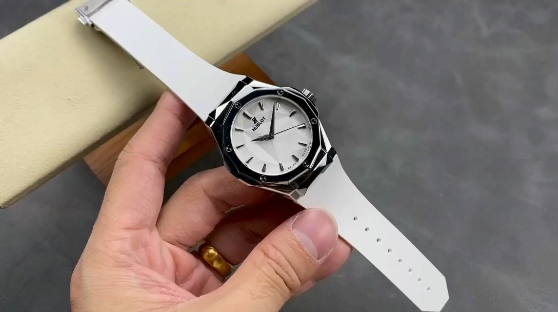 Hublot Classic Fusion 550.NS.2200.RW.ORL20 40 mm