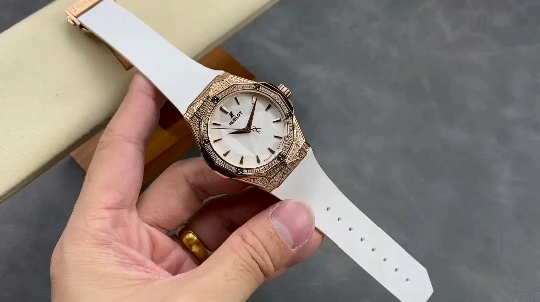 Hublot Classic Fusion 550.OS.2200.RW.1604.ORL20 40mm