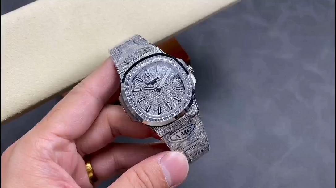 Patek Philippe Nautilus Diamond 5711 40mm & 35mm Replica Watch
