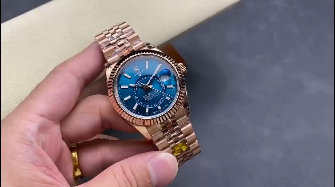 Rolex Sky Dweller in 18 kt Everose gold m336935 0001 42mm