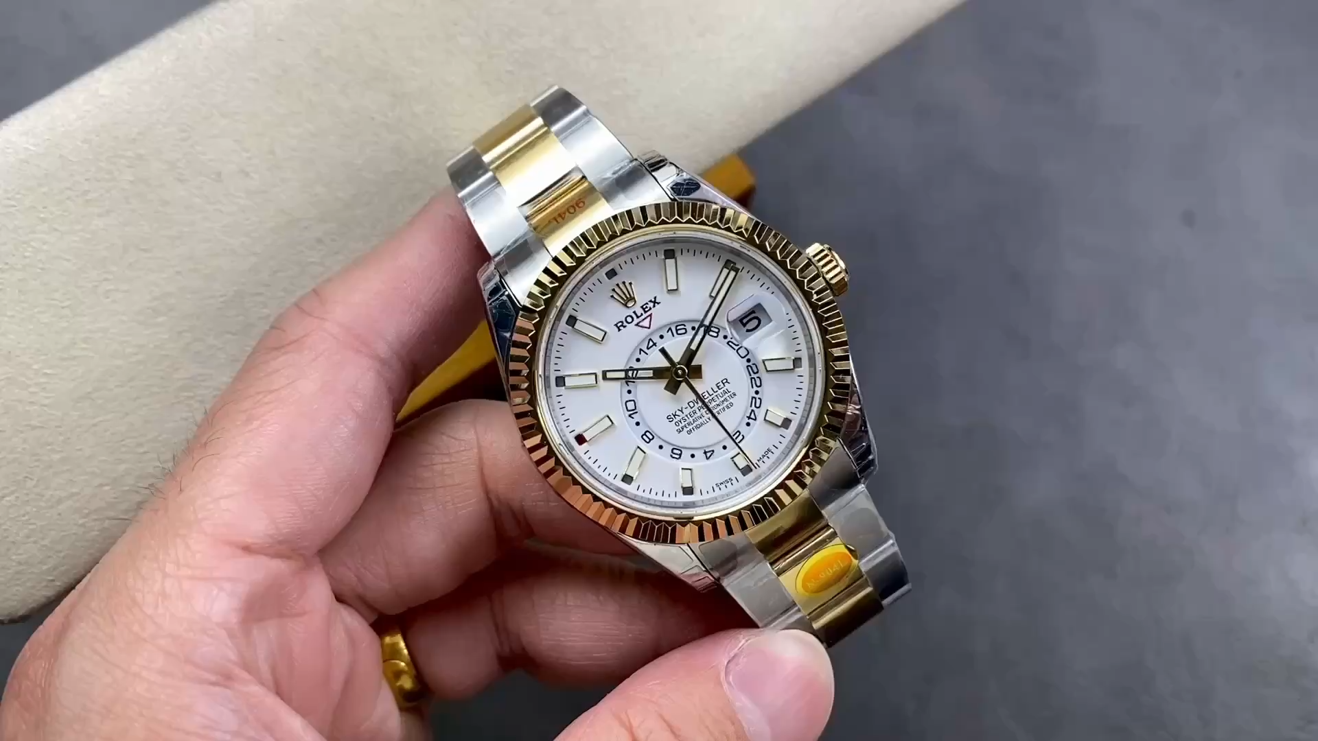 Rolex Sky Dweller 42mm White Dial Stick Markers m336933 0005 Men's Watch