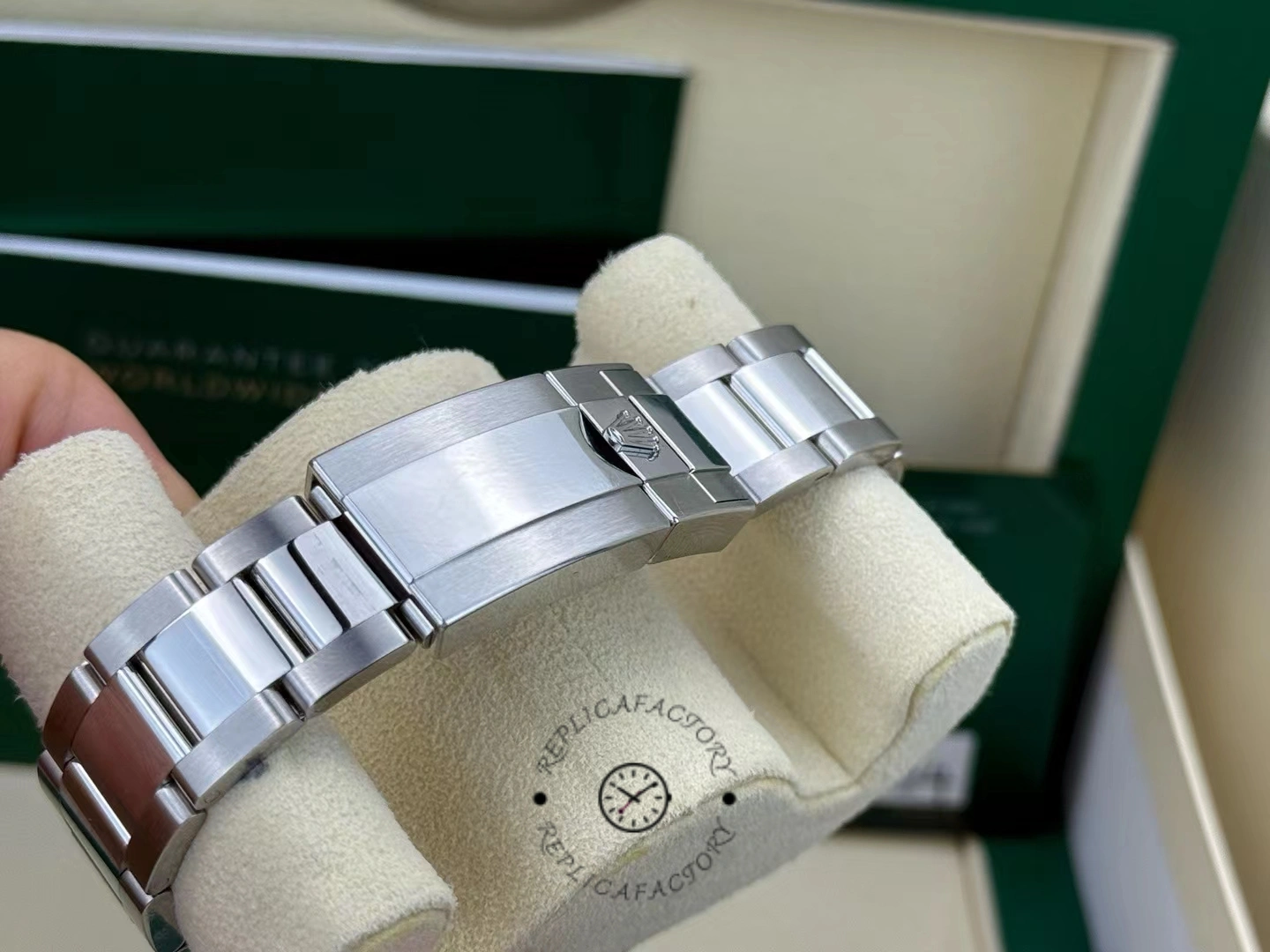 Rolex Cosmograph Daytona 116500LN bracelet and clasp view highlighting the polished Oysterlock clasp with Rolex crown logo
