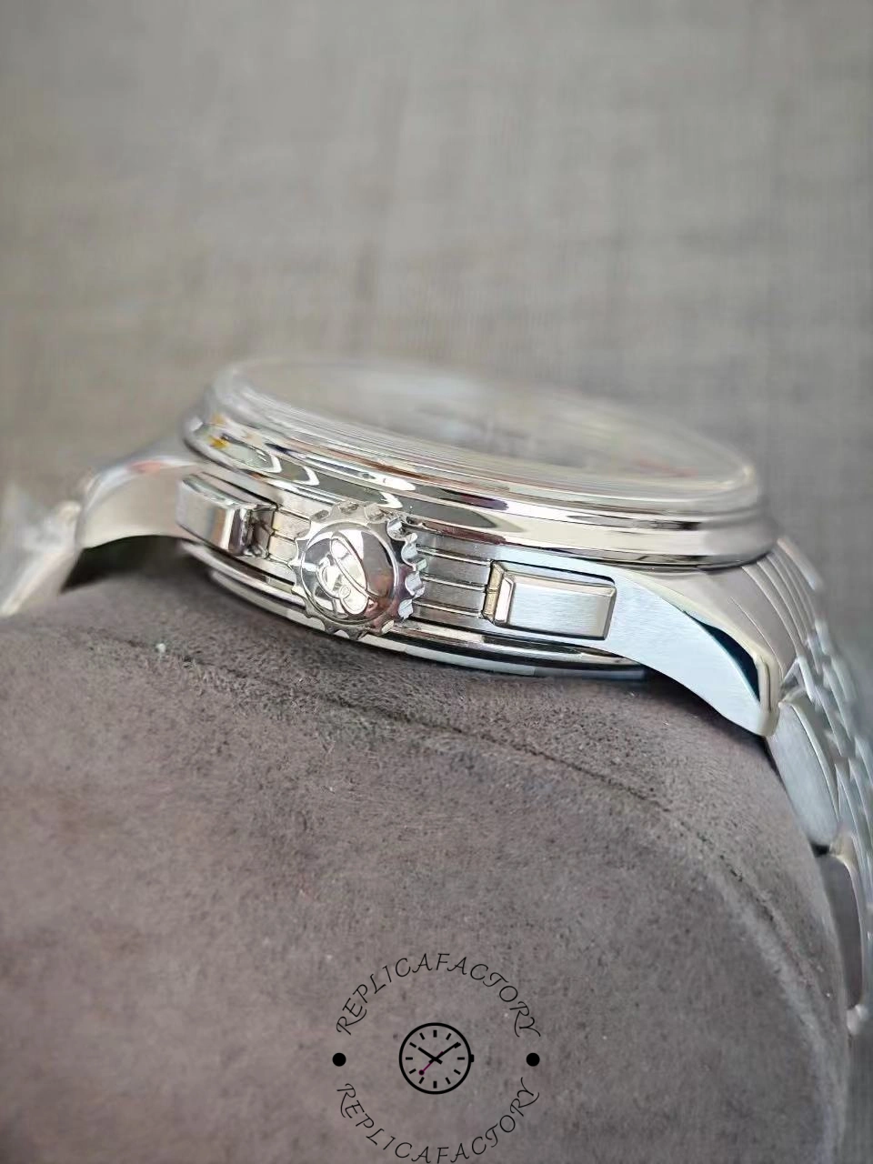 A13315351B1A1 Crown details