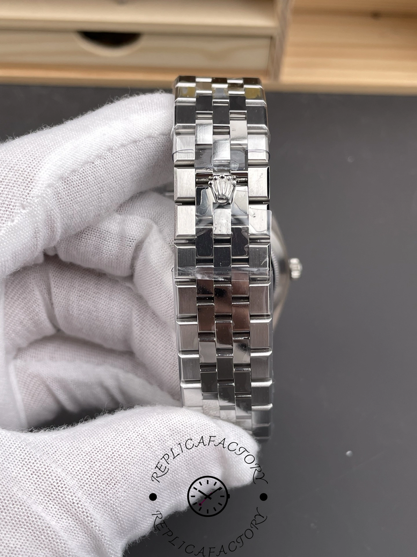 Rear view of Jubilee bracelet on Rolex Land-Dweller 40 M127334-0001 Replica showing brushed and polished links.