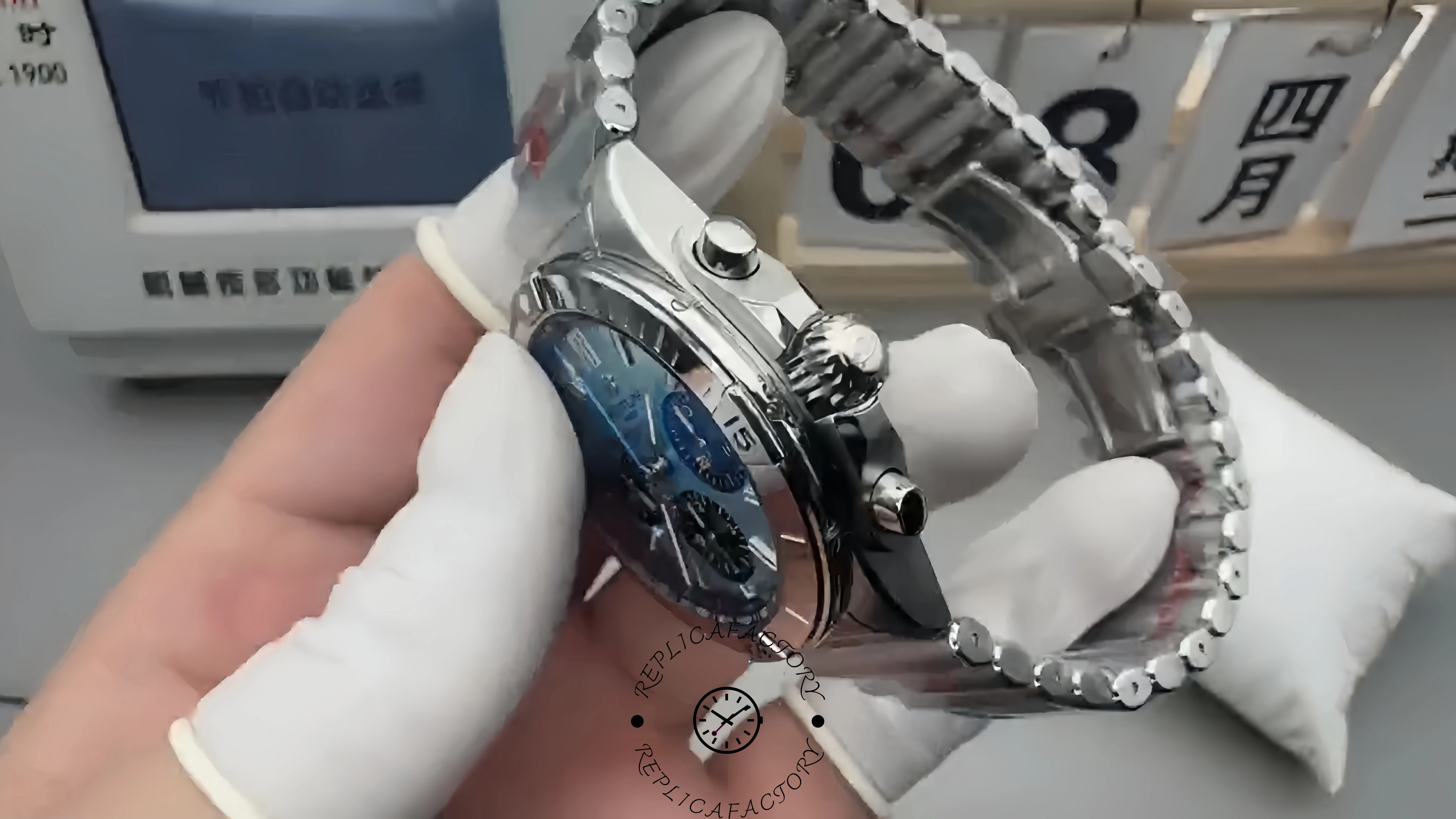 Side view of the watch mirror