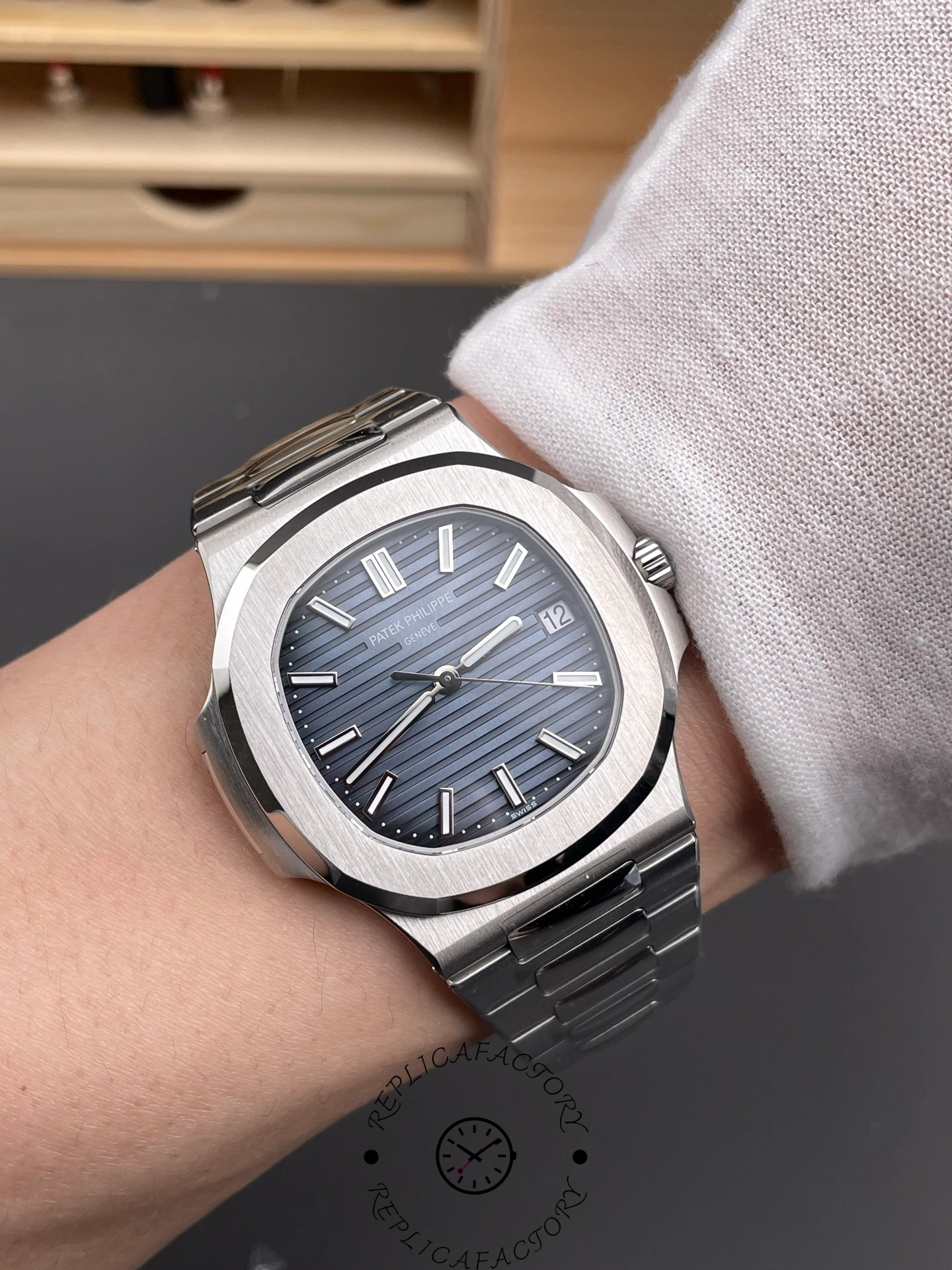 Patek Philippe Nautilus 5711 Replica Watch - Wearing effect diagram