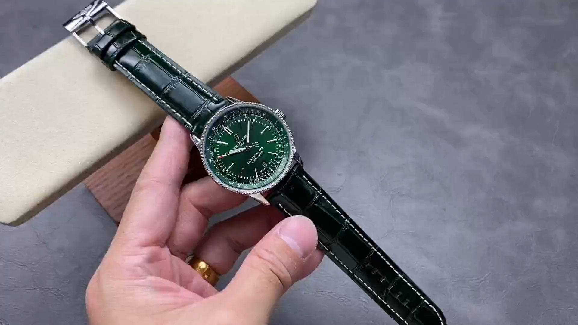 Breitling Navitimer Automatic 41 Replica A17326361L1P1 Green Leather Strap