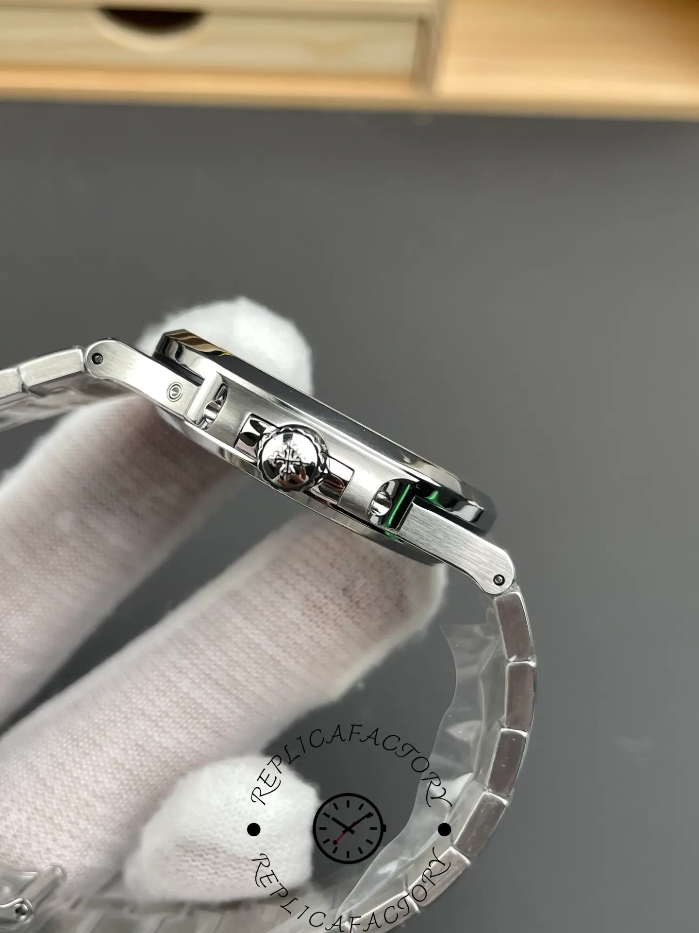 Replica Patek Philippe Nautilus 5712 1A 001 40mm Mens Watch