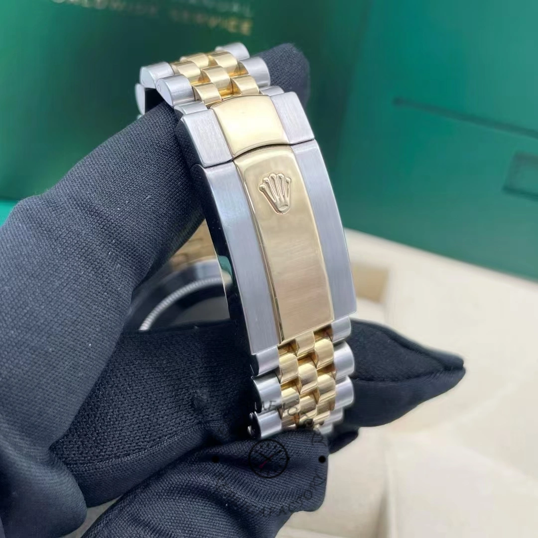 Clasp view of Rolex Datejust 41 126333 showing gold center clasp plate and Jubilee bracelet.