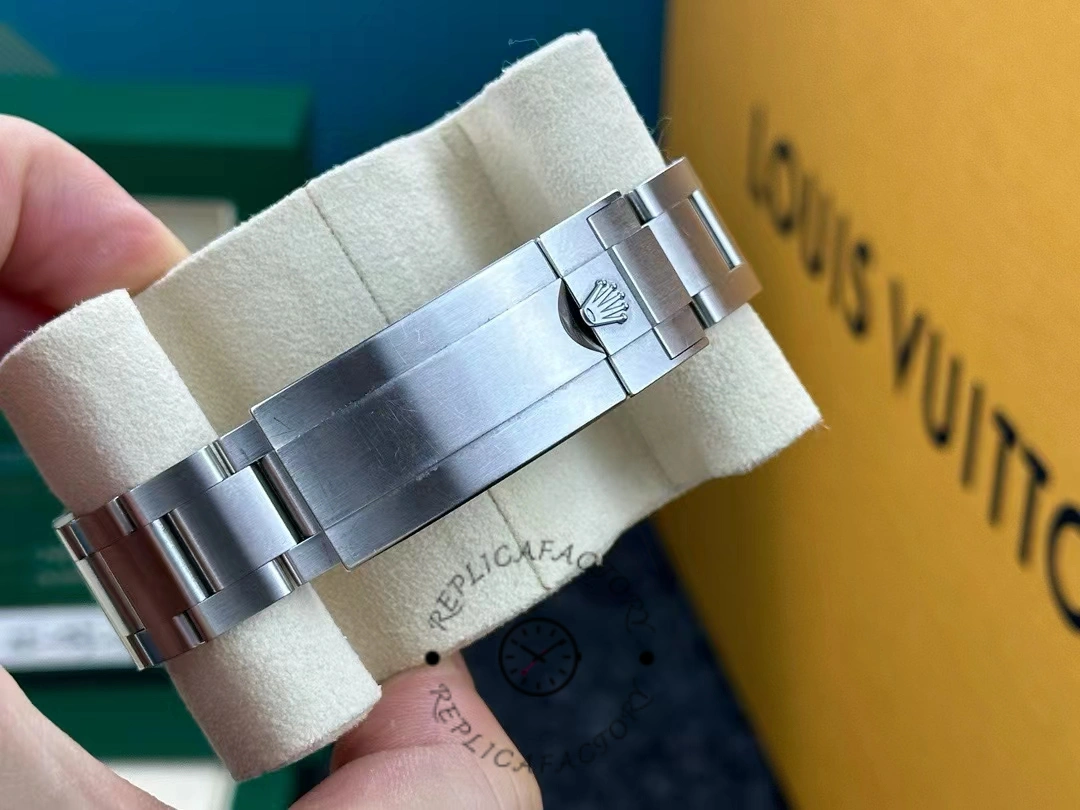 Close-up of the Rolex Submariner 126610LN bracelet showing the Oysterlock clasp.